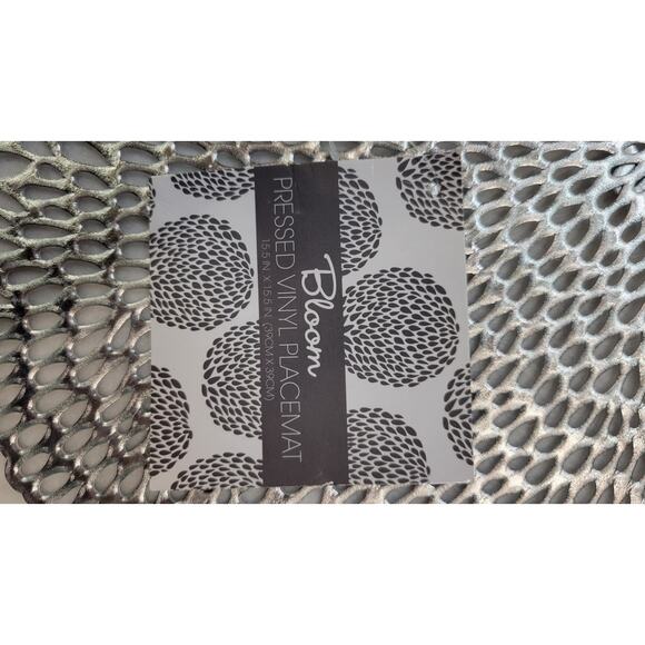 Bloom Vinyl Round Silver Placemat - Picture 3 of 4